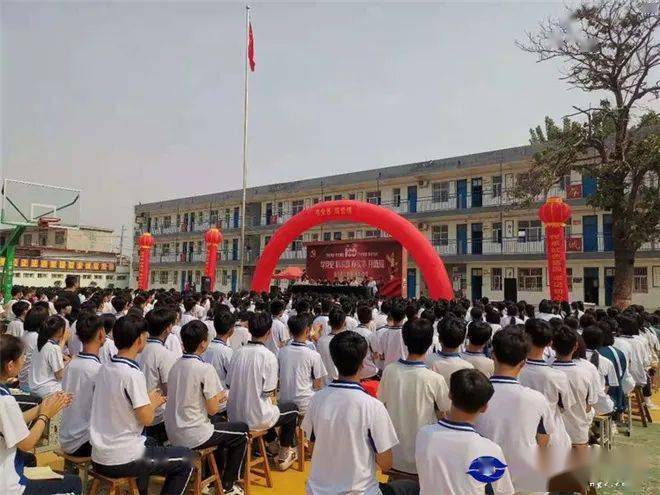 进校园颂党恩献爱心助教育中国书画研究平台走进永年区第八中学举办了