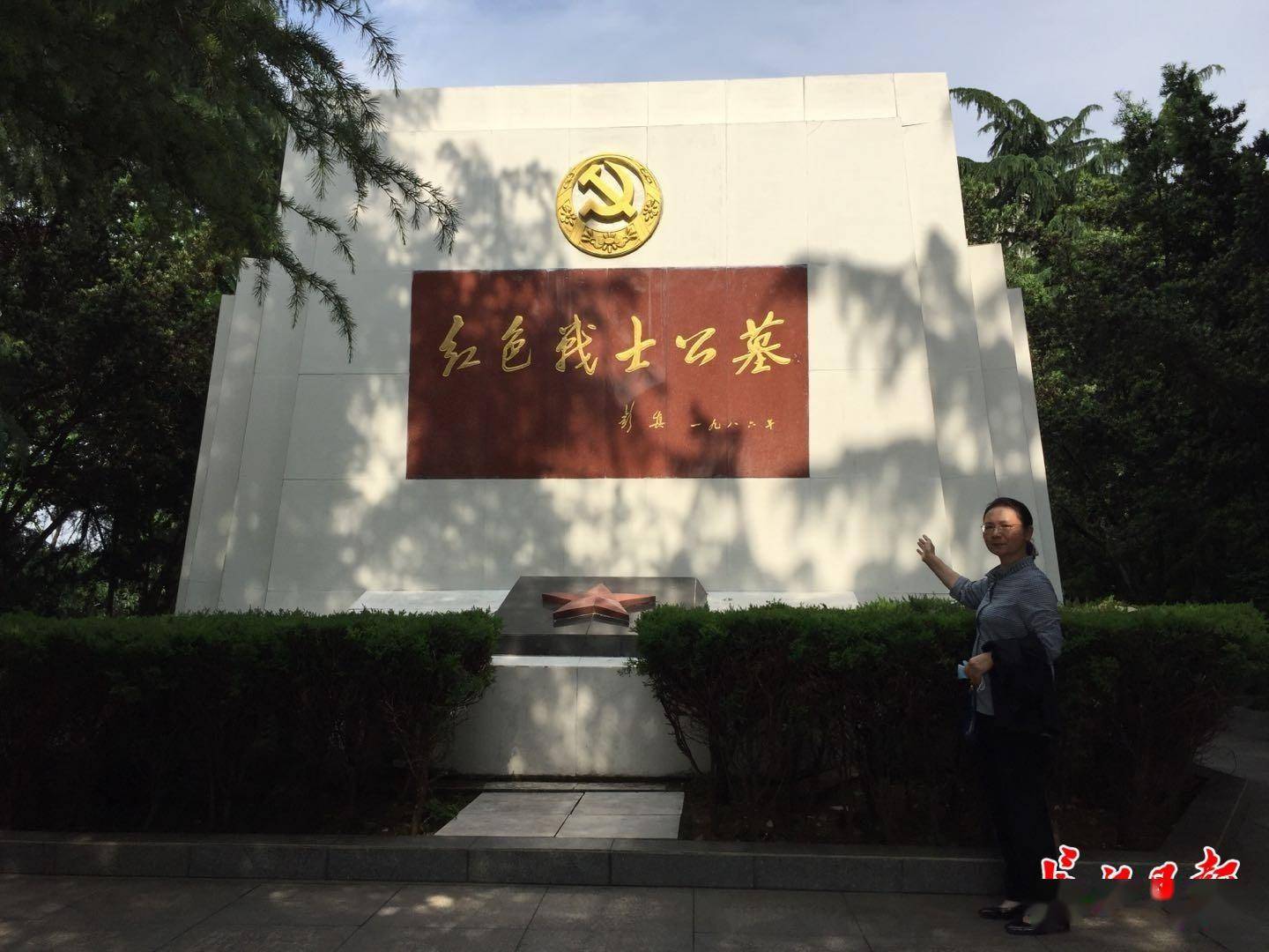 汉阳区档案馆(史志研究中心)研究员熊婕在现场介绍,红色战士公墓正面