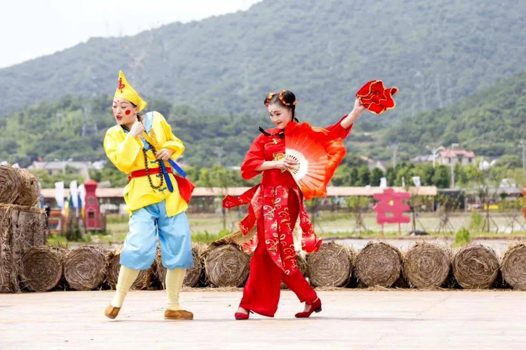 本次舞台展演既有舟山船拳,跳蚤舞,翁洲走书,舟山锣鼓等非物质文化