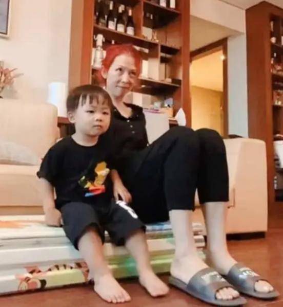 48岁蔡少芬素颜憔悴状态差,陪儿子玩耍被指像奶奶