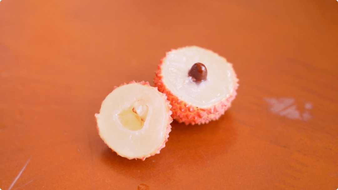 这是优质桂味荔枝应该具备的特点之一,而果肉部分也足够晶莹剔透,切开