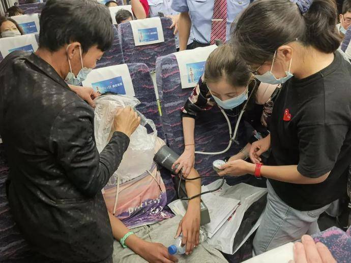 15岁男孩高铁突发疾病 寻医广播响起,6名上海儿科医生来了 王炸组合