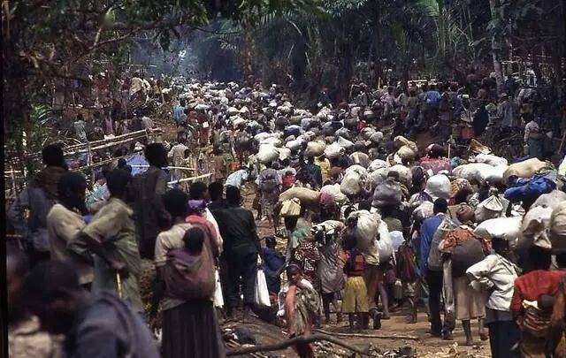 被迫逃离的卢旺达人随着胡图族政府与爱国阵线在边境上的交火