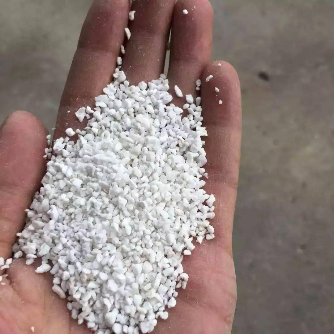 珍珠岩经过轧碎高温处理后具有颗粒均匀,无微尘和杂质,透气和保温性好