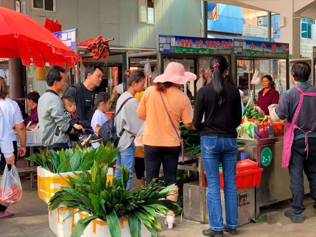 热闹宣威菜市场浓浓的端午气息