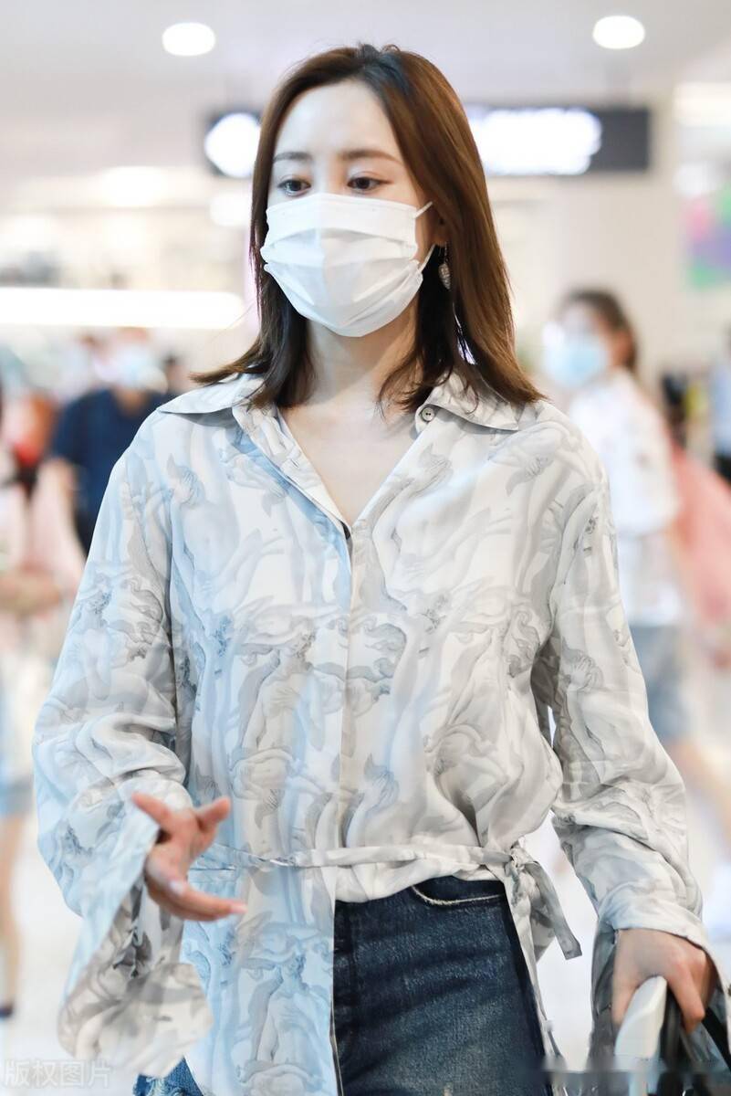 2021年6月12日,北京,李纯现身机场.