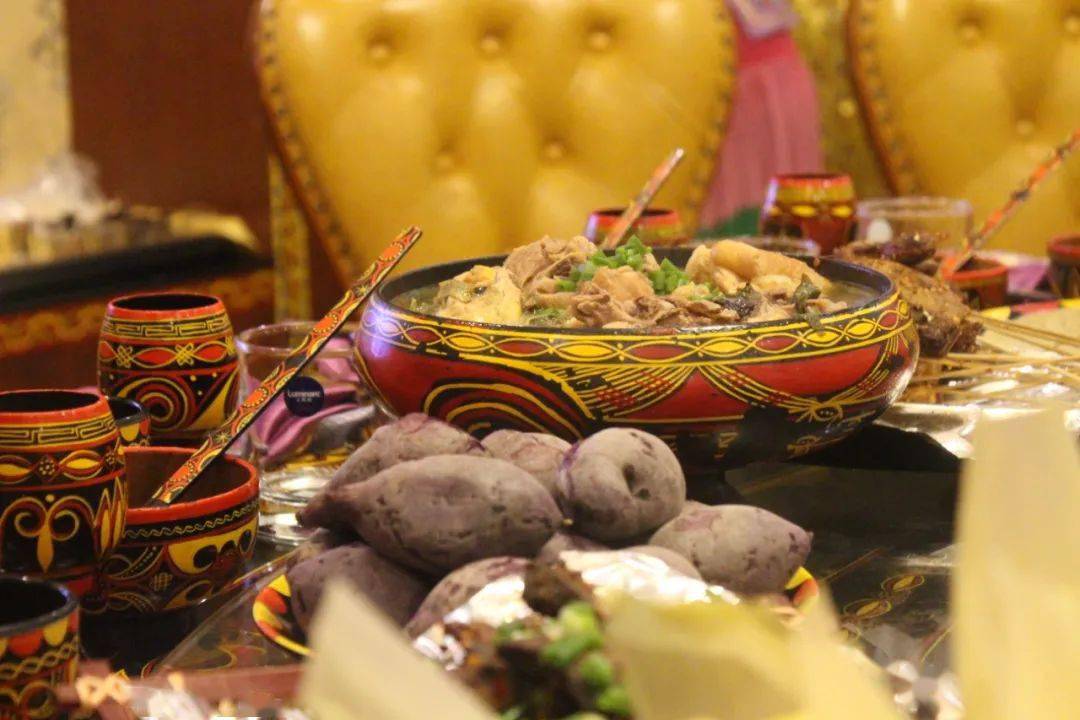 凉山风不仅是菜品做出了改变,装修也将彝族元素和时代感融为一体!