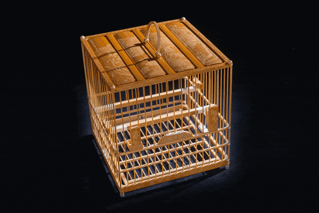 鸟笼从用途上分两大类:实用类和观赏类;以制作材料分有:骨制鸟笼,红木