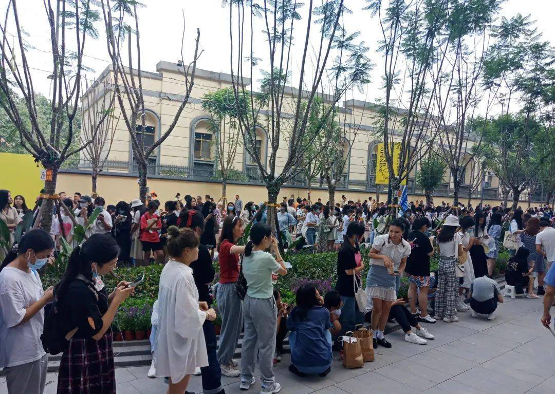 王俊凯家奶茶店开业堪比演唱会现场,凯爸被挤