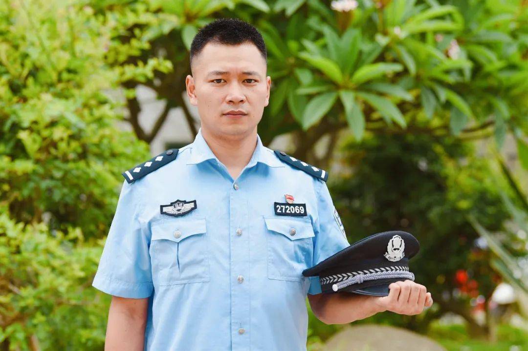 他刚正不阿,惩恶扬善的形象像极了沃头派出所副所长陈朝晖从警以来,他