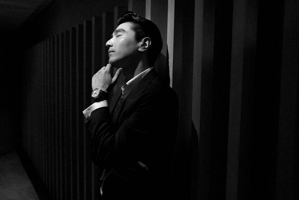 赵又廷黑色西装造型成熟雅致发型清爽利落眼神充满故事感