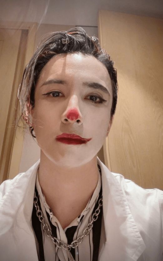 薛之谦麦田音乐节嗨唱全场 帅气满分的晚安自拍永远不会缺席_小丑