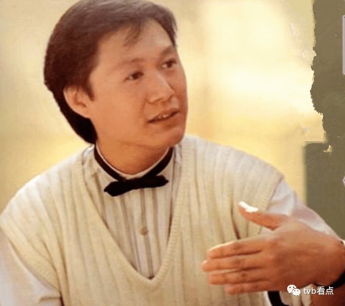 网友们看到照片后,立马认出满头白发的老人家,是一代歌王关正杰.