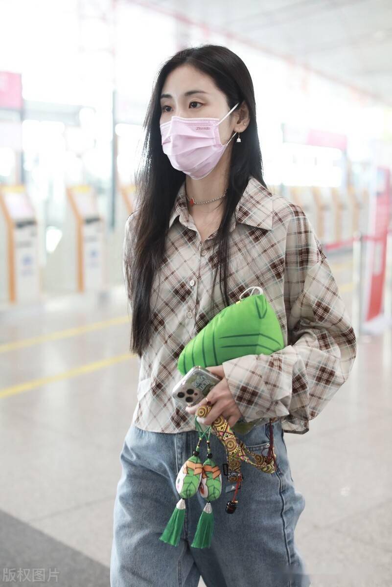 街拍张碧晨格纹衬衫牛仔阔腿裤厚底人字拖休闲简约