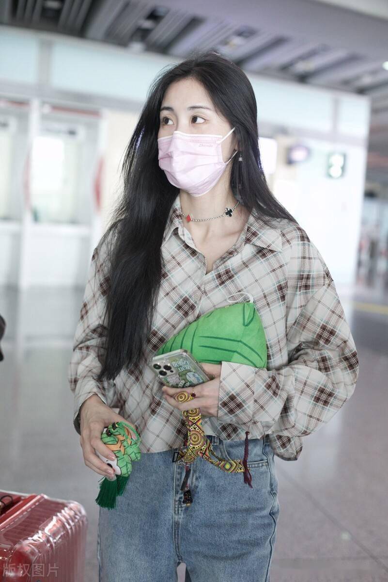 街拍张碧晨格纹衬衫牛仔阔腿裤厚底人字拖休闲简约