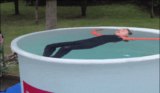 6米,高1米的水桶中 志愿者们分别摆出  "踩水"与"仰漂"的姿势  测量