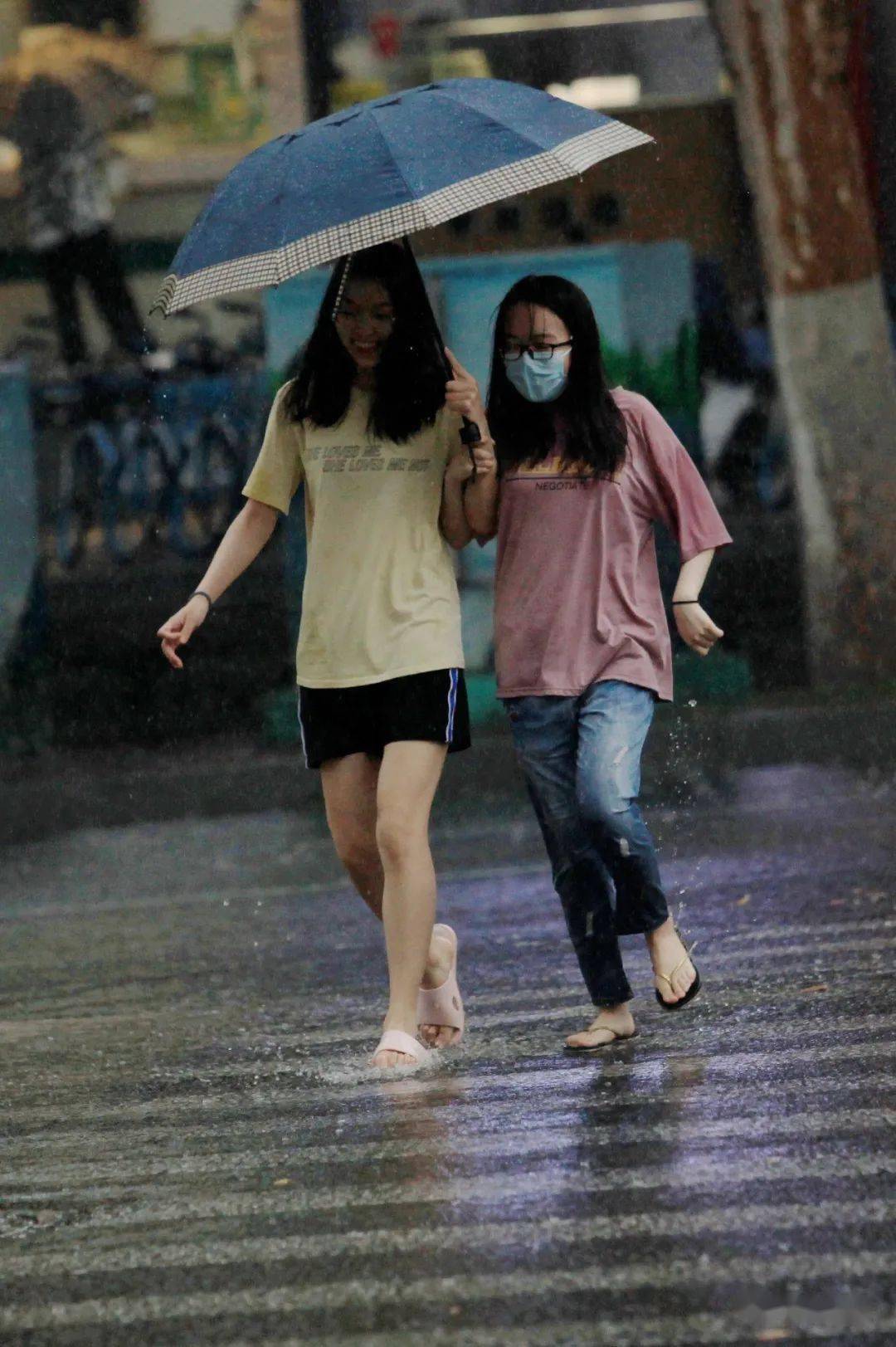 我老覺得雨中還有故事不僅如此剛才說了,雨中有畫面喜歡夏天各式各樣