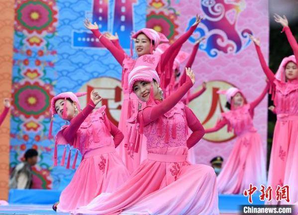 四川茂县羌族民众载歌载舞欢庆瓦尔俄足节