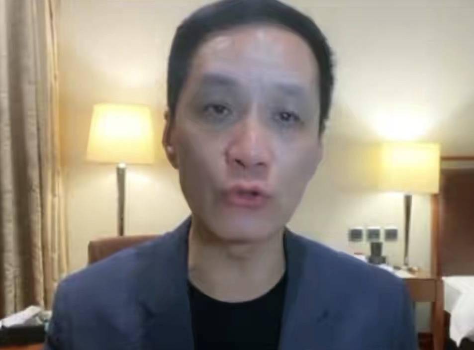58岁冯远征携66岁妻子聚会,眼窝凹陷发黑太憔悴