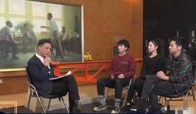 58岁冯远征携66岁妻子聚会,眼窝凹陷发黑太憔悴