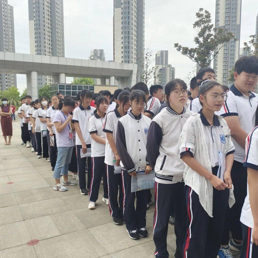 烟台十中坠楼学生图片