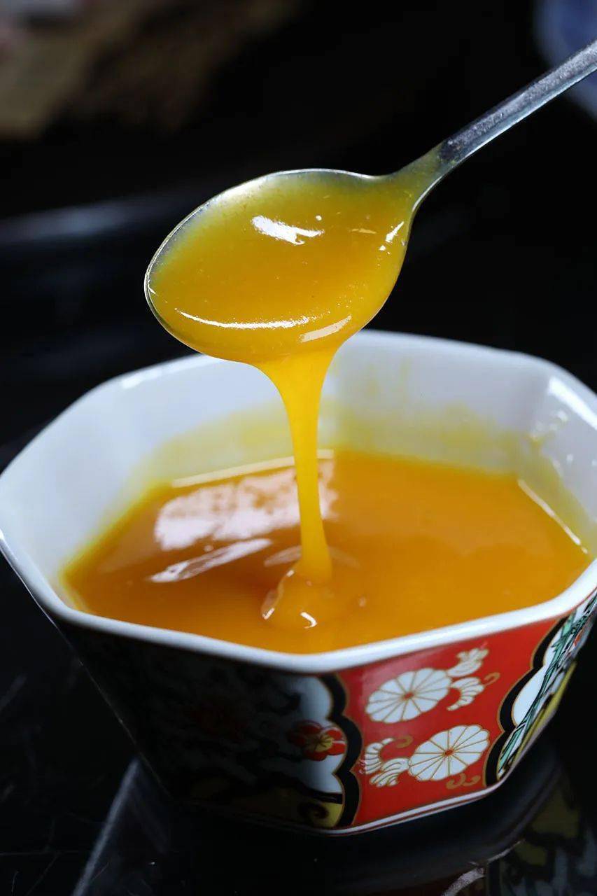 你也可以用搭配的  鸡蛋液裹挟刚烤好的肉,尝试另一番不同感受的美妙