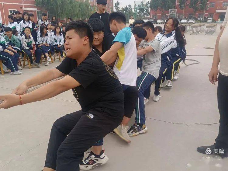 馆陶县路桥中学拔河场上激情四射的学子们