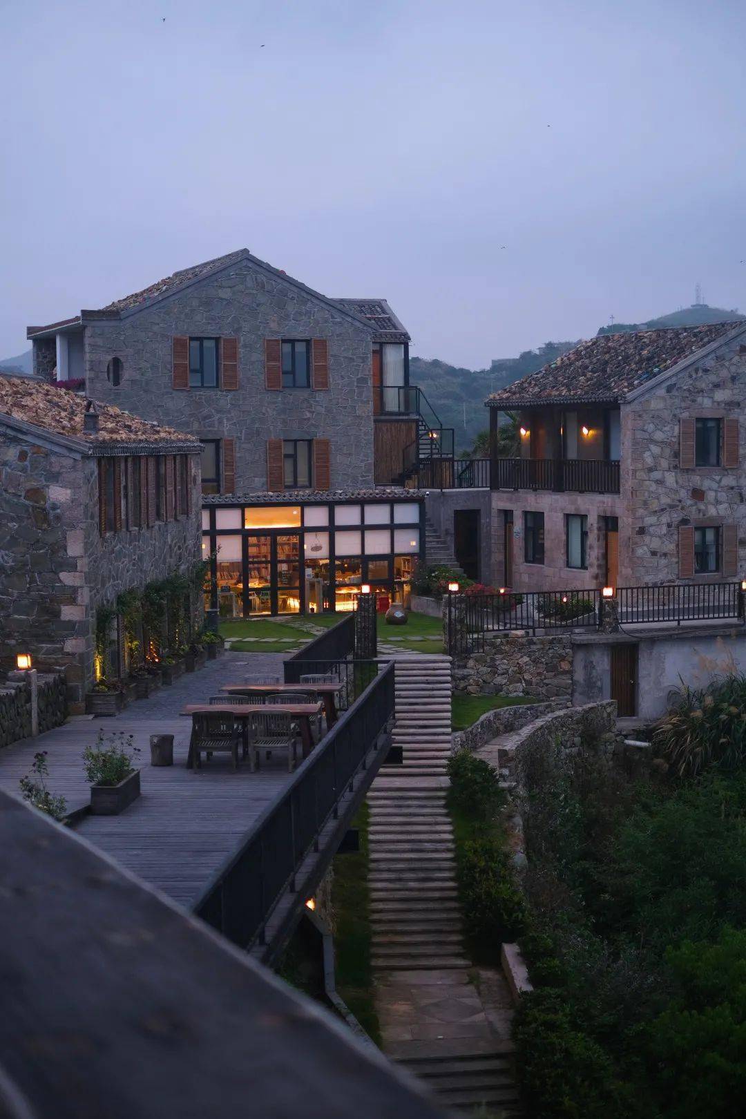 图片@栖衡石舍石屋是海边渔民的典型住房建筑但一提到石屋的形象,很多