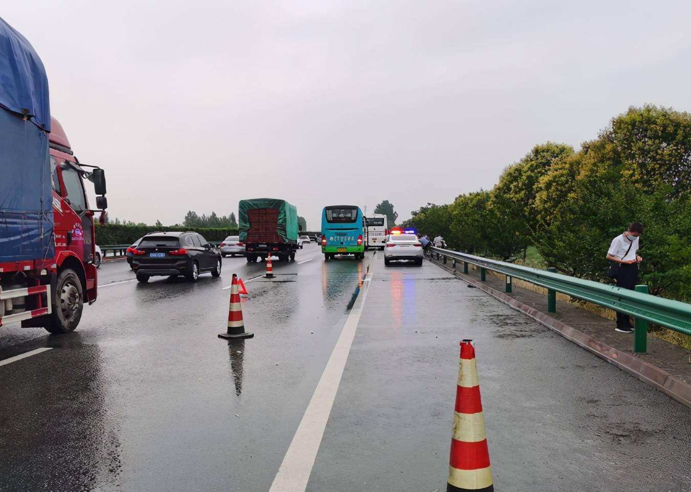 咸阳高速交警:雨天高速大巴突发故障 交警及时救助排除险情