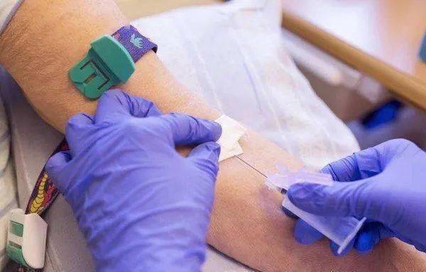 护士注意啦采血后如何指导患者正确按压避免渗血和淤青