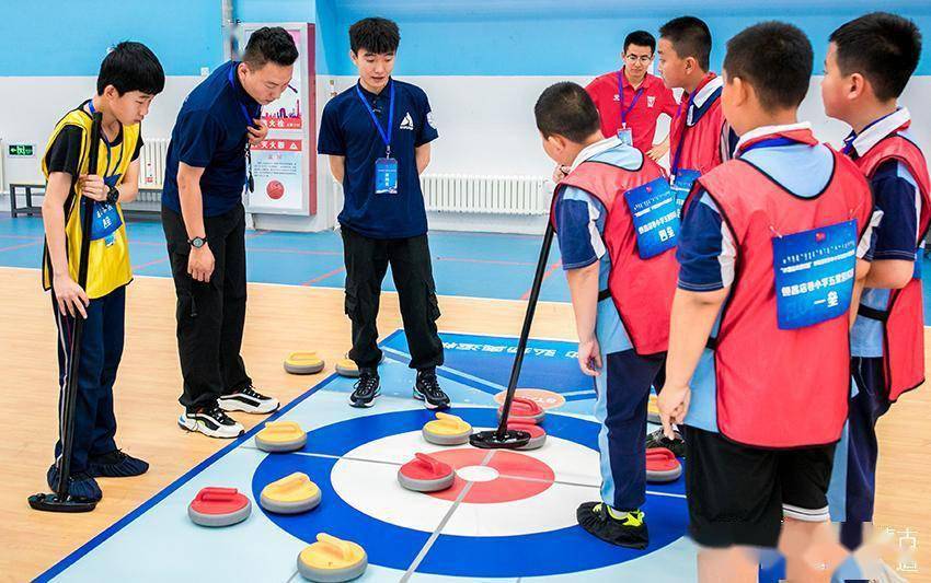 呼和浩特市中小学生旱地冰壶比赛开赛