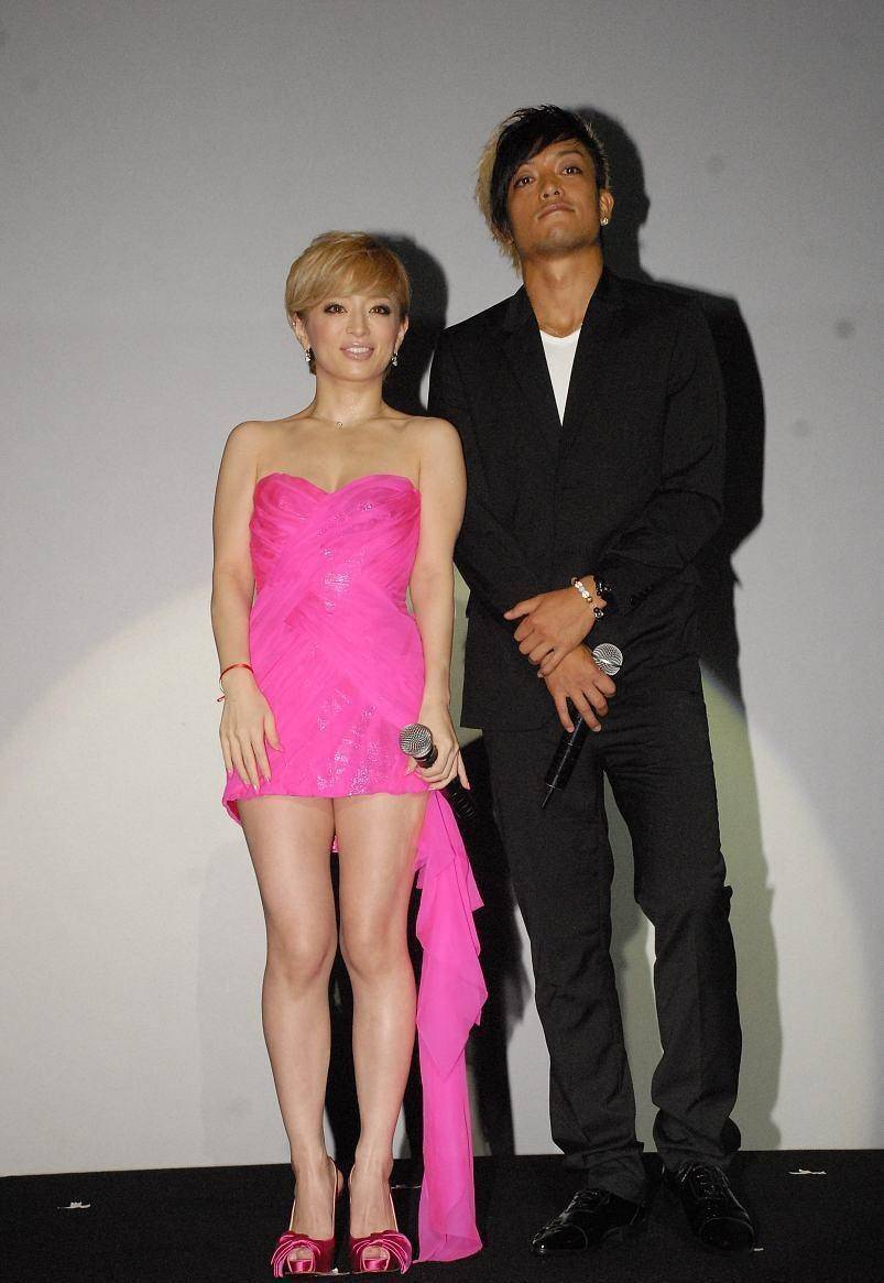 滨崎步穿成荧光棒裙子颜色又亮又艳和她的肤色咋看咋不搭