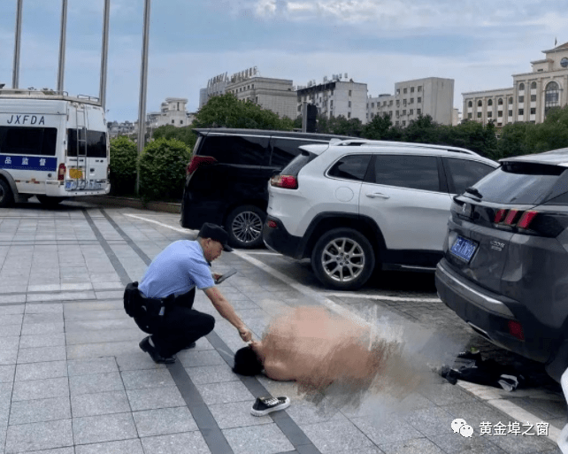 惊呆了余干一醉酒男子赤身裸体睡在某酒店门口