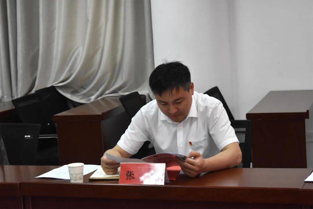 座谈会上,团县委书记陈品羽向苏州职大领导详细介绍了我县近几年来