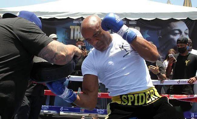 com前ufc中量级冠军"蜘蛛"安德森-席尔瓦近日在墨西哥瓜达拉哈拉的"