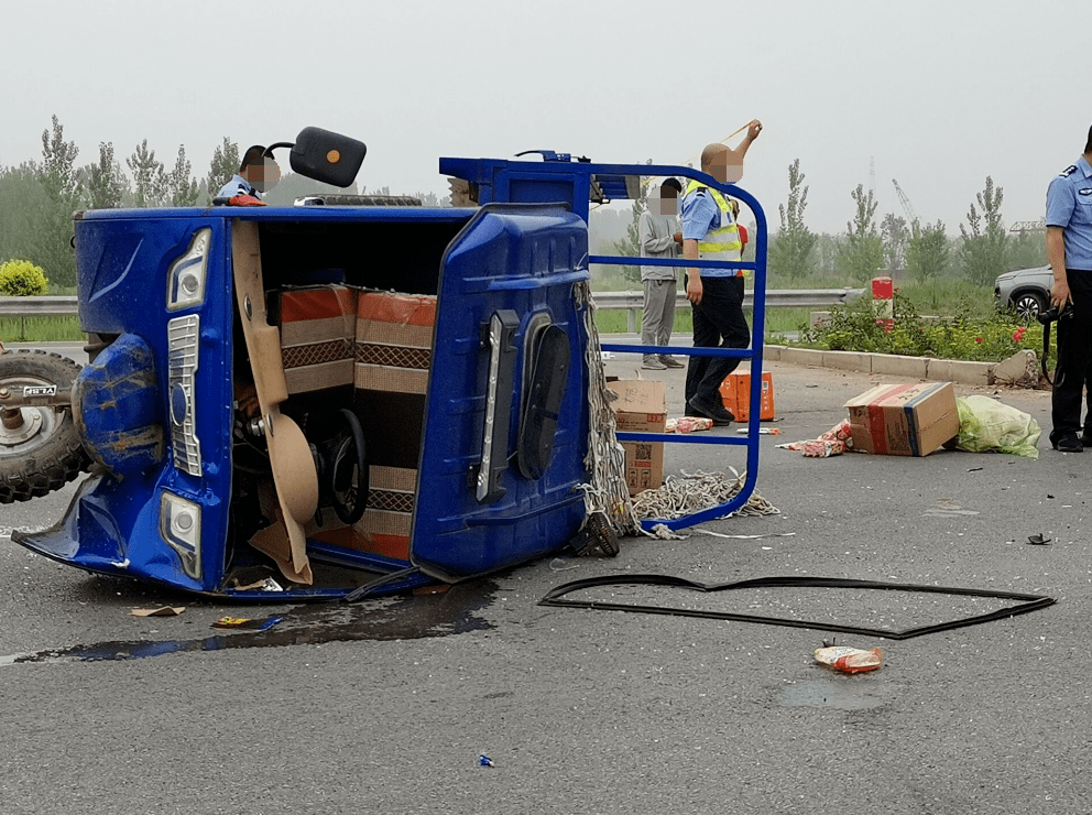 下午安次区南三通道,落垡镇裴家务村附近发生了一起交通事故,一辆小