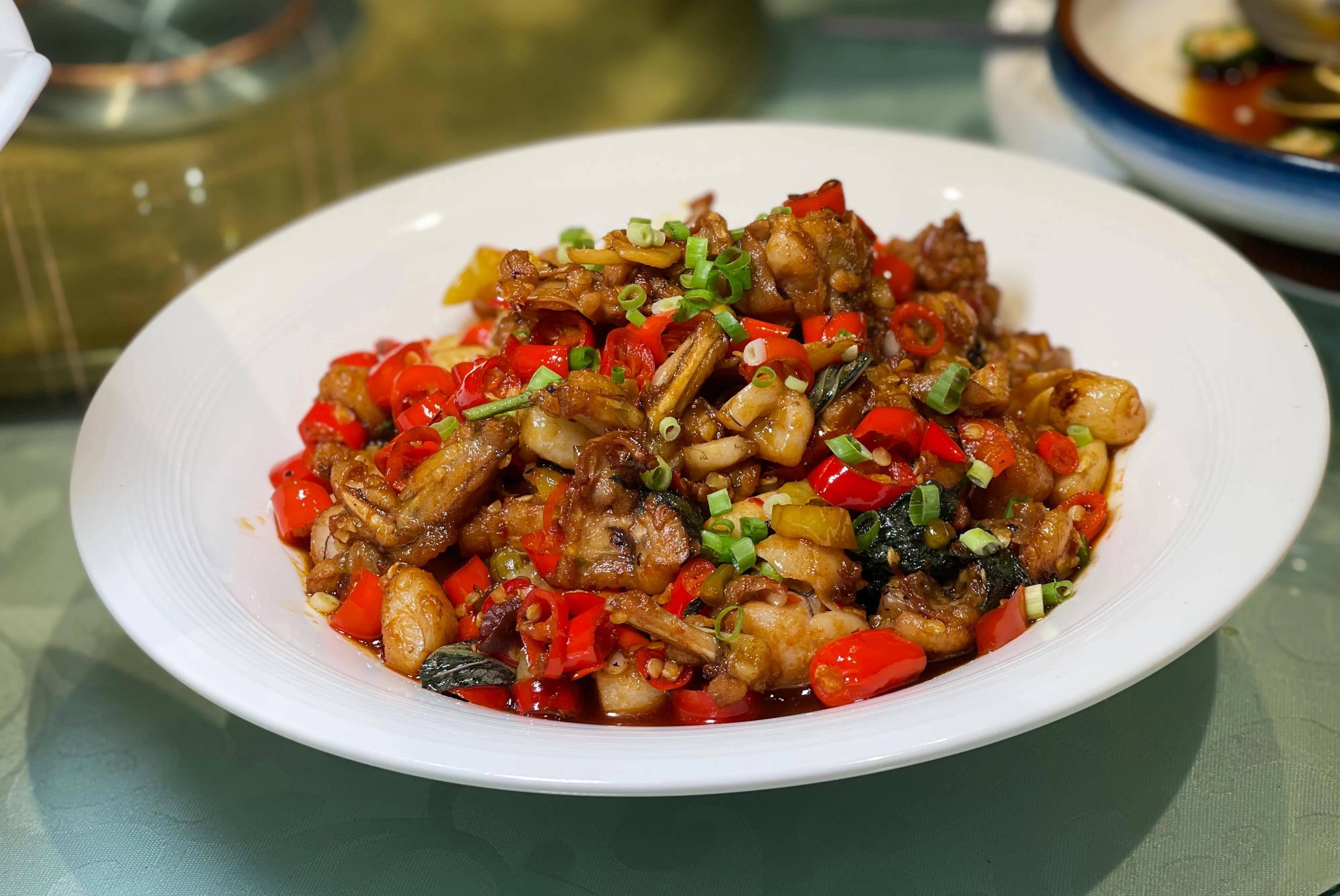 菜,在朝外市场街的紫丁湘吃了小米辽参,黄焖羊肉,剁椒鱼头,小炒黄牛肉