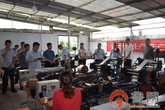 与会人员到旧寨乡杏山果蔬专业合作社果袋厂,聚鑫果袋厂,高都镇忠义果