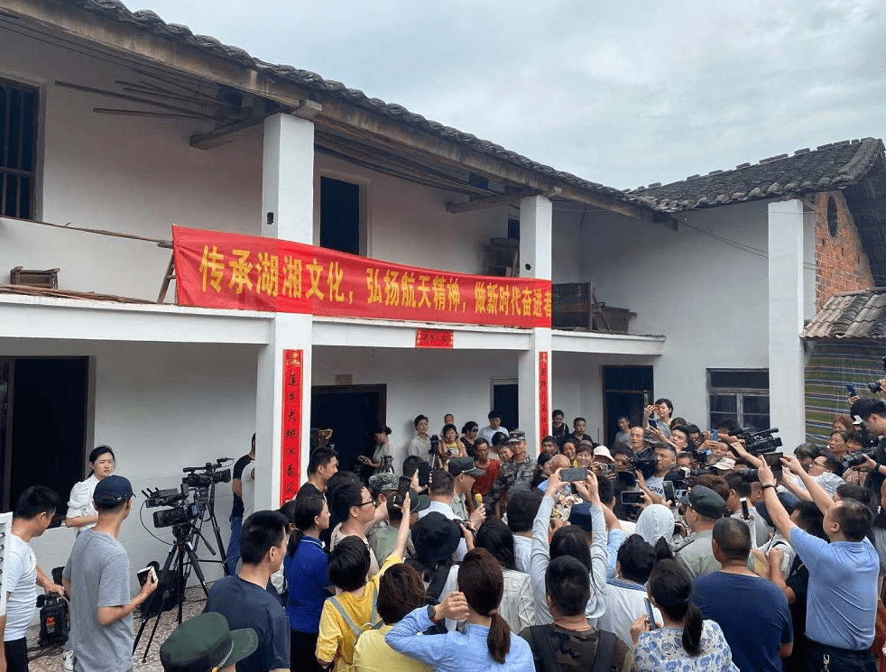 运载火箭|亲友齐聚宇航员汤洪波老家观看首飞 汤父：身穿儿子送的蓝衬衣 今天意义非凡