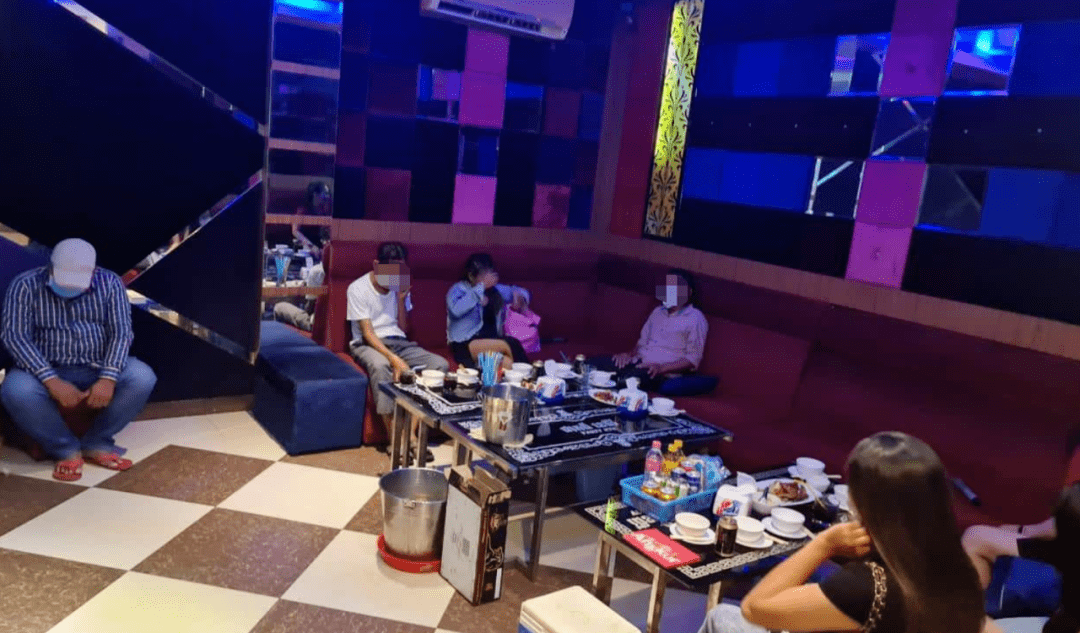 发现原本仅被允许以餐厅形式营业ktv里面有陪酒女郎,还有很多的客人不