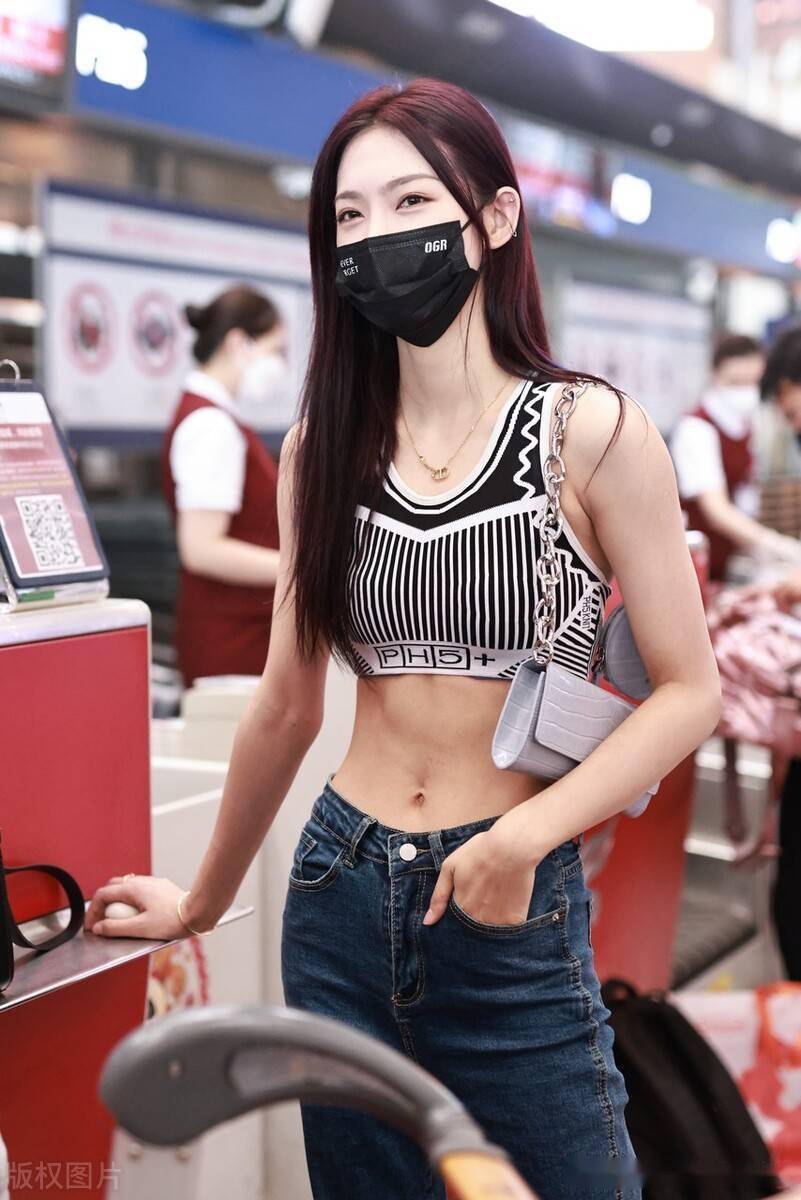 街拍曾可妮露脐抹胸牛仔开衩裤紫色手袋时尚火辣