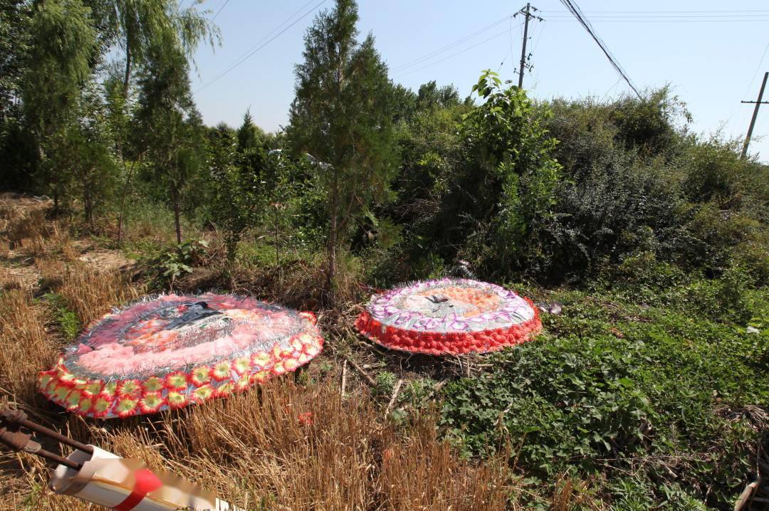 这边也有花圈围着班固墓转一圈,四围躺了一些花圈,花圈的制作方式同样