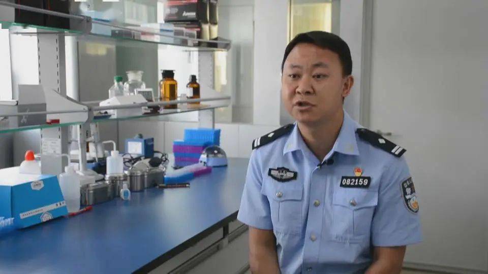 警服外穿上白大褂:破译死亡密码 让证据开口"说话"