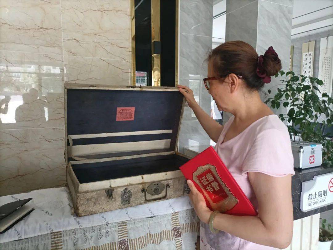 几十年前,她受母亲徐慈君(陈潭秋的女儿,当年因白色恐怖,随母亲徐全直