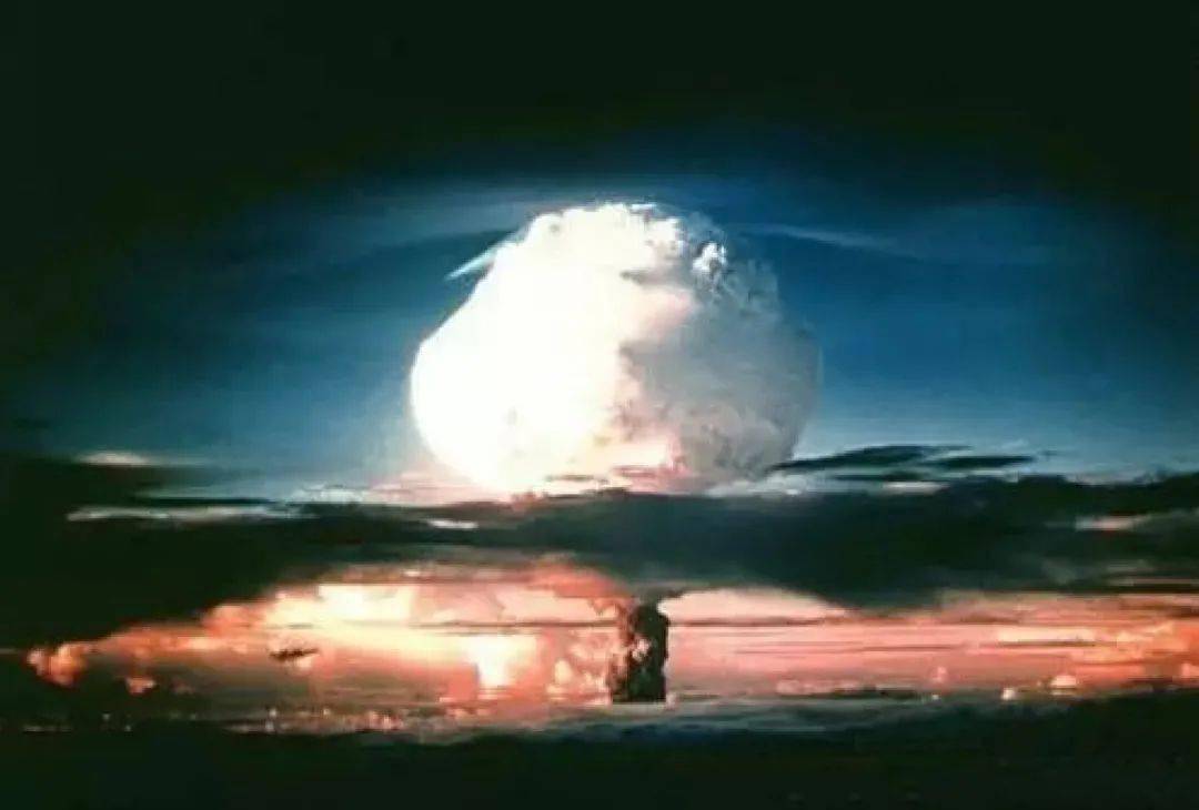 百年瞬间丨中国第一颗氢弹爆炸试验成功