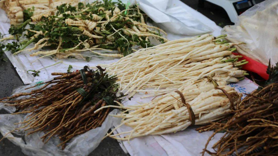 在施甸县城农贸市场的早市上,茴香根,凤米花根,羊山草根,小鸡腿,党参