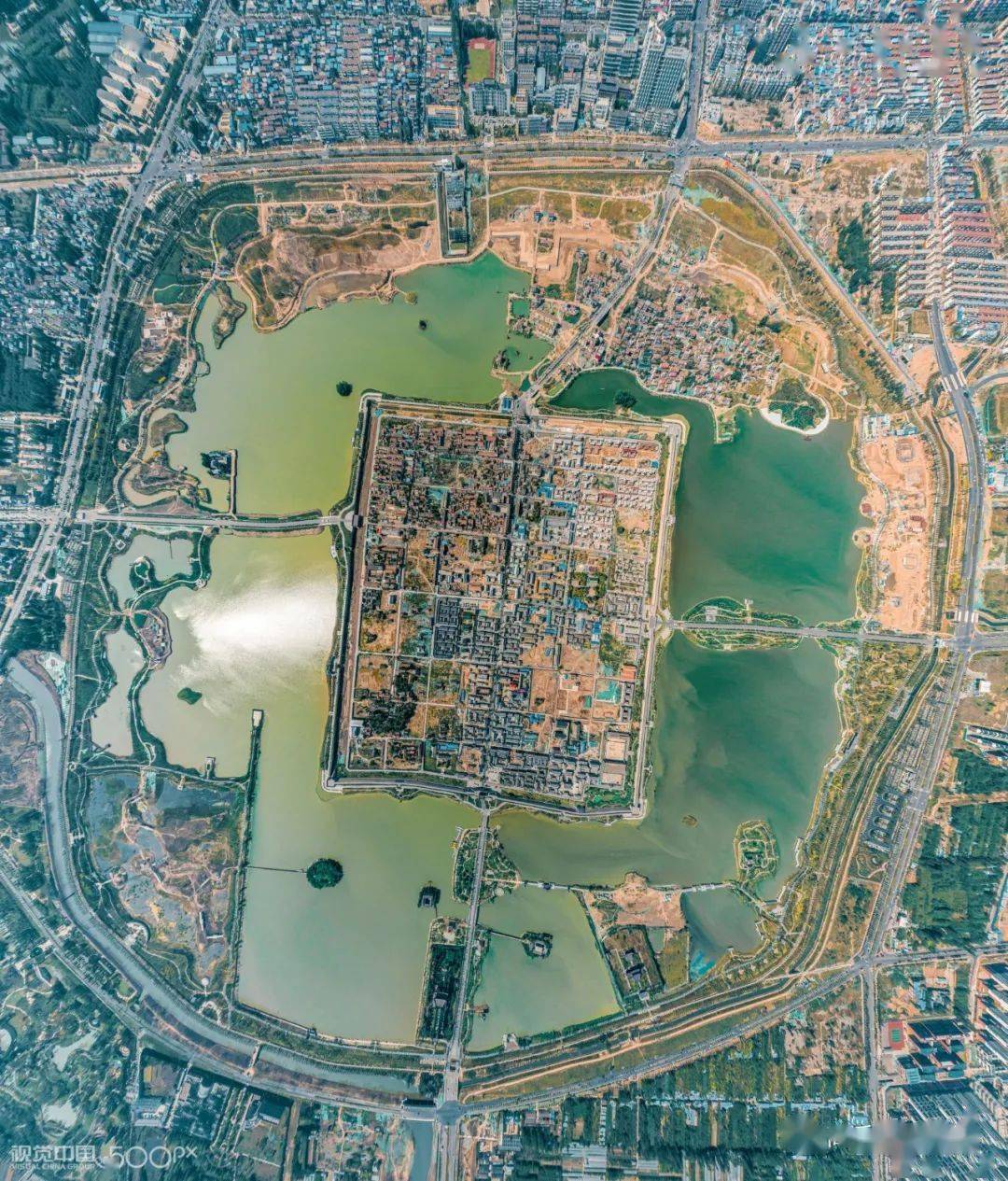 在地图上,可清晰看到,商丘古城"外圆内方",像一枚古钱币,镶嵌在黄河故