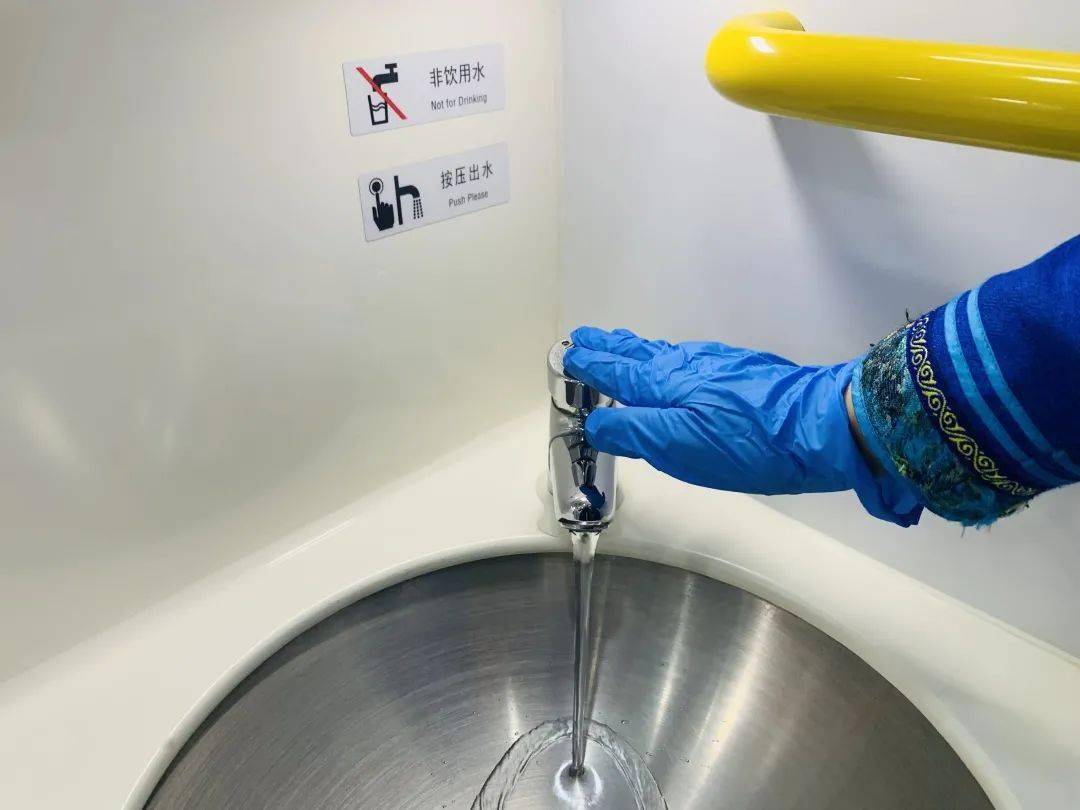 火车上的卫生间到底怎么锁门?_冲水