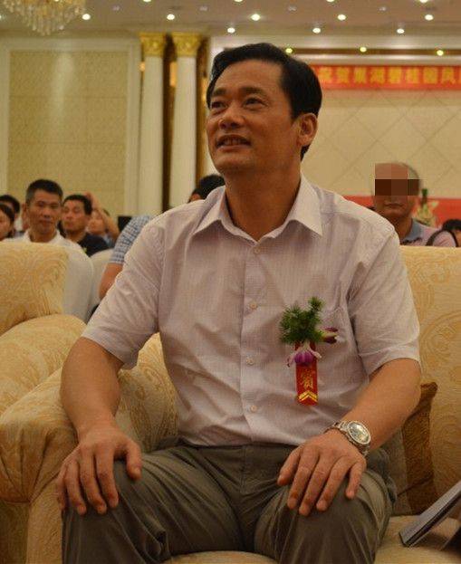 一个月后邓军被免去安徽省机关事务管理局党组成员,稻香楼宾馆党委