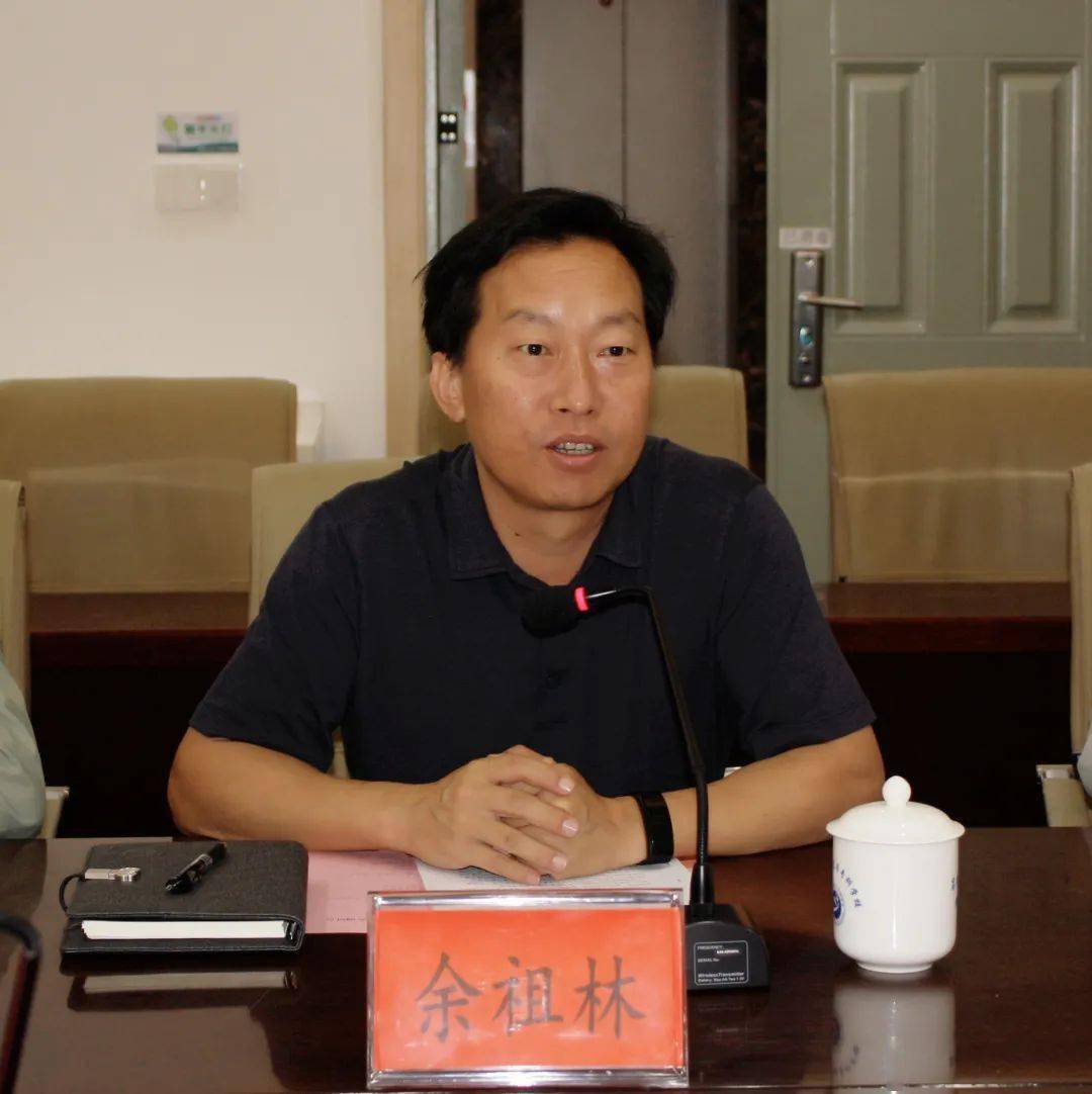 学校党委书记余祖林介绍了学校的办学情况和党管武装工作.